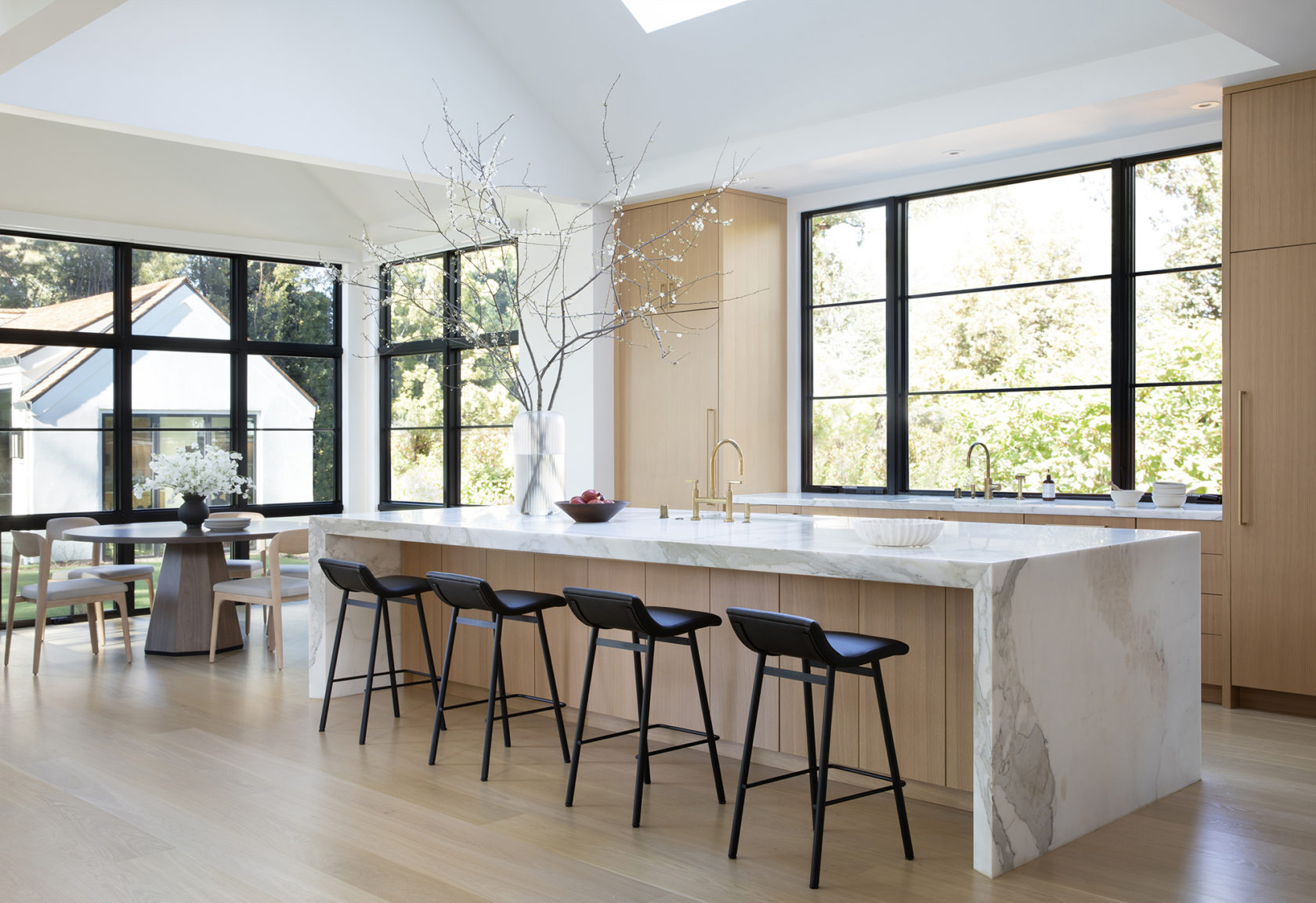 Modern kitchen design in Menlo Park home designed by San Francisco interior design firm Niche Interiors